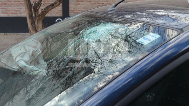 Accidente en Bº Candioti Norte: chocó dos autos estacionados sobre calle Belgrano