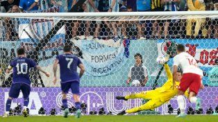 Mal momento. Lionel Messi impactó de zurda, fuerte y seco, pero el arquero polaco metió una tapada extraordinaria.