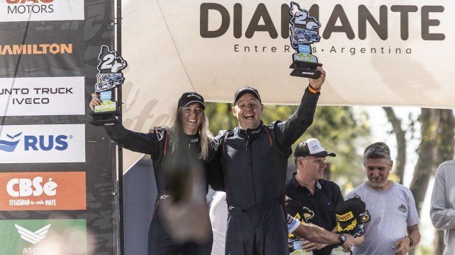La entrerriana Nadia Cutro junto a su copiloto
