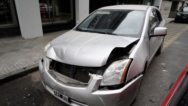 El auto Nissan Sentra gris