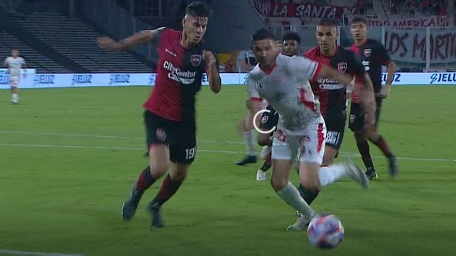 Newells reaccionó tarde e Instituto lo venció con contundencia por 3 a 1