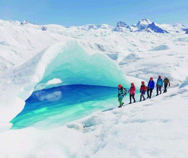 Turistas pueden vivir la experiencia única de caminar sobre el hielo patagónico