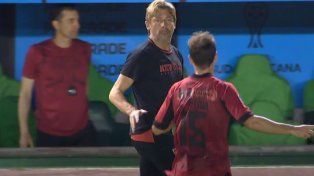 Heinze habla con Pittón. El técnico leproso llevó a Newells a la segunda fase de la Copa Sudamericana.