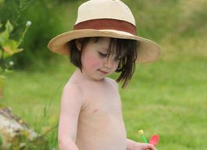 Una niña autista de 3 años asombra al mundo del arte