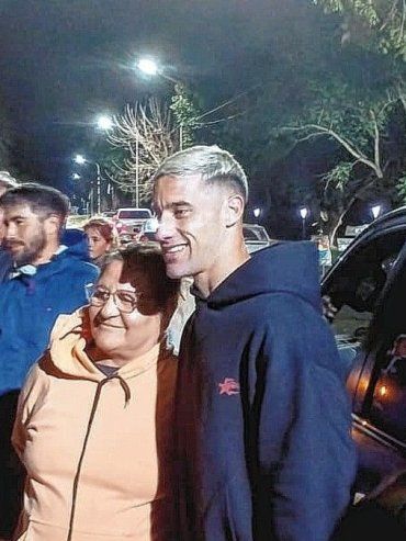 Villa Urquiza recibió a su campeón: emotivo homenaje para Leonardo Morales