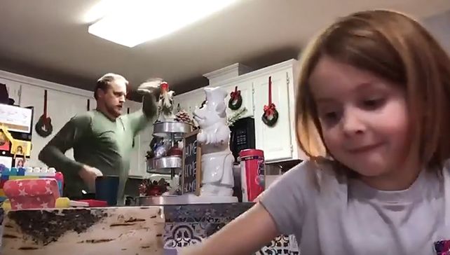 La nena filma un video para mandar a su maestra y el papá baila al ritmo de Bruno Mars.