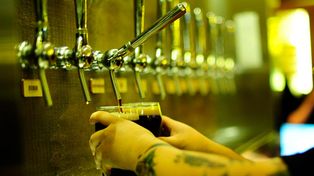 Calculan que en Rosario se consumen 150 mil litros mensaules de cerveza.