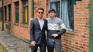 Alejo Warles, creador de Al Ángulo TV, junto a su abogado luego de ser liberado.