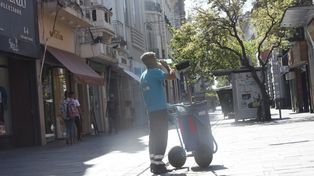 CENTRO ROSARINO. En una desértica peatonal Córdoba, a las 17 del martes un agente de higiene pública se hidrata.