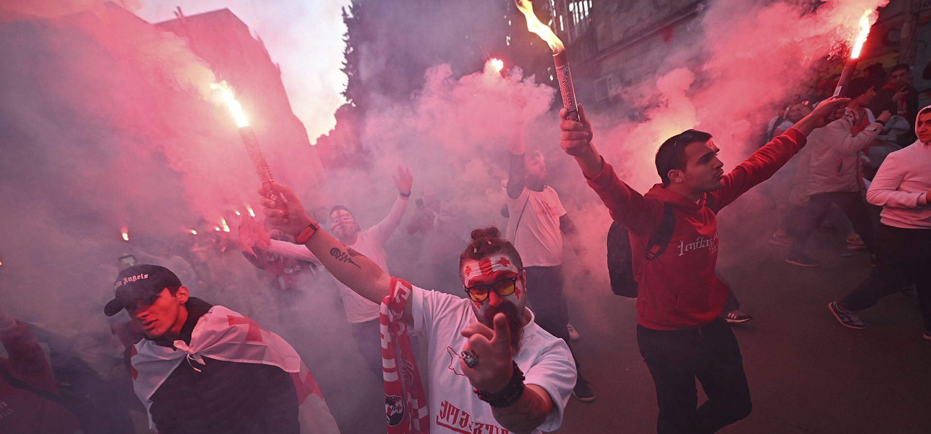 Fanáticos de Georgia caminan hacia el estadio antes del partido de fútbol de clasificación para la Eurocopa 2024 entre Georgia y Grecia en el Estadio Nacional Boris Paichadze en Tbilisi, Georgia, el martes 26 de marzo de 2024. (Foto AP/Tamuna Kulumbegashvili) Fanáticos de Georgia caminan hacia el estadio antes del partido de fútbol de clasificación para la Eurocopa 2024 entre Georgia y Grecia en el Estadio Nacional Boris Paichadze en Tbilisi, Georgia, el martes 26 de marzo de 2024. (Foto AP/Tamuna Kulumbegashvili)