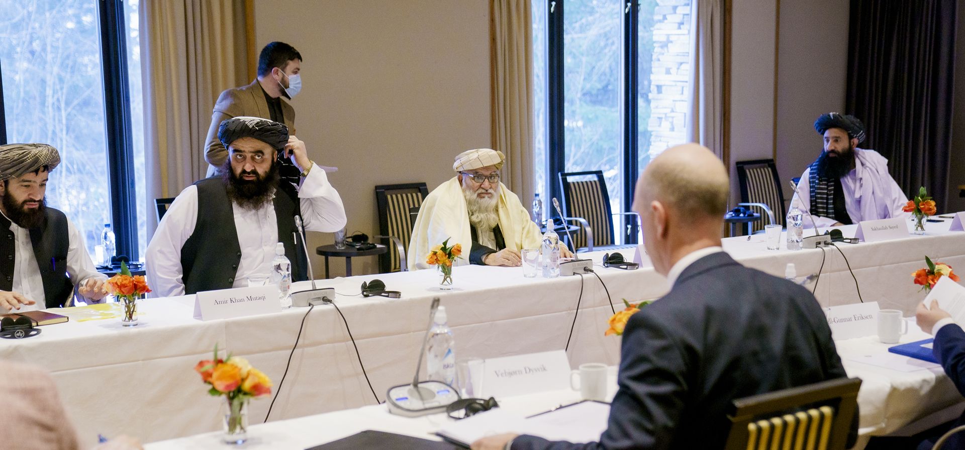 Representantes talibanes se preparan para una reunión con funcionarios noruegos, en el hotel Soria Moria en Oslo, el martes 25 de enero de 2022. El último día de conversaciones entre los Los diplomáticos talibanes y occidentales comenzaron en Oslo con una reunión bilateral con funcionarios del gobierno noruego centrada principalmente en la situación humanitaria en Afganistán.a.