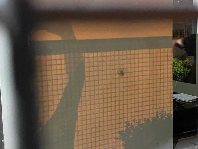 Un de los impactos de bala sobre el muro de la garita de guardia de Televisión Litoral.&nbsp;