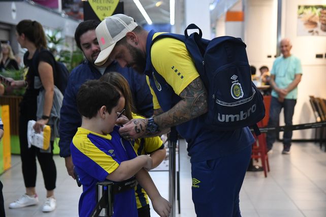 Carisma. Jorge Braun firmó camisetas a los hinchas antes de que el grupo emprendiera viaje.