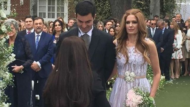 La pareja en uno de los momentos de la ceremonia.&nbsp;