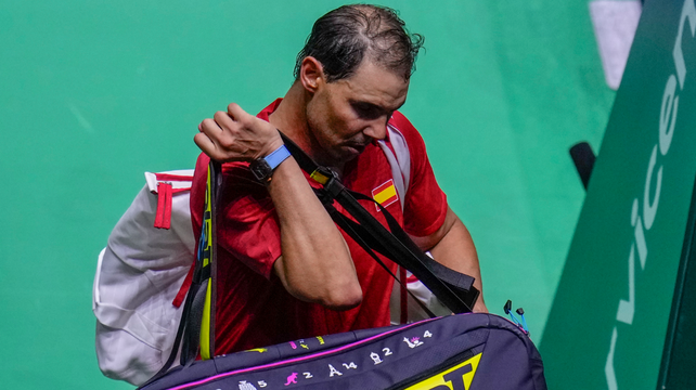 Rafael Nadal se retira apesadumbrado luego de caer con Botic van de Zandschulp por 6/4 y 6/4 en el primer partido de los cuartos de final de la Copa Davis.