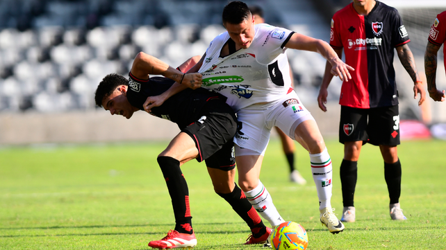 Tomás Jacob forcejea en el amistoso entre Newell’s y Once Caldas. El domingo jugaría de lateral derecho.