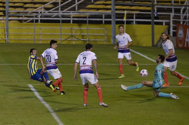 Lucas Gamba convierte para el triunfo de Central frente a San Lorenzo, en la primera fecha de la Sudamericana.