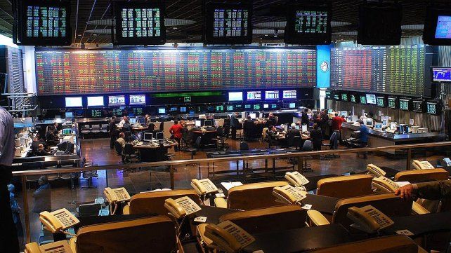 El dólar pasa el tope de la banda