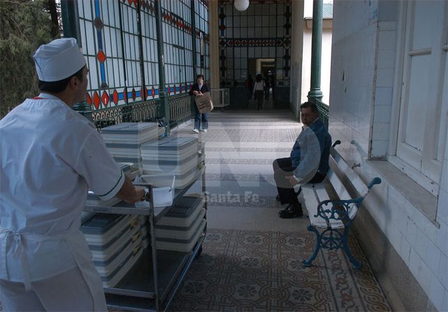 Reparto. Uno de los empleados de la actual adjudicataria hace la entrega de comidas dentro del Hospital Cullen / Foto: Mauricio Centurión - Uno Santa Fe