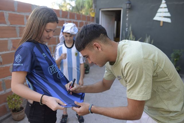 Una costumbre. Firmar autógrafos en la puerta de su casa.