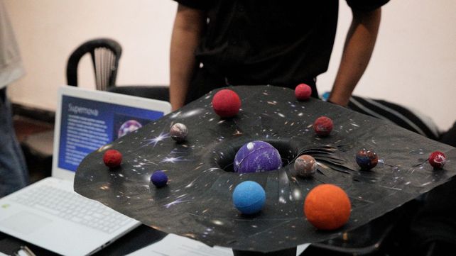 La maqueta exhibida por alumnos para explicar los agujeros negros.