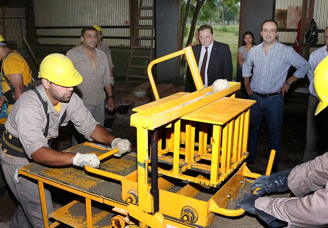 Los ex limpiavidrios fabrican materiales para la construcción de viviendas sociales