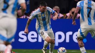Lionel Messi traslada aunque con algo de dificultad. Leo fue uno de los que se quejó por el estado del piso.