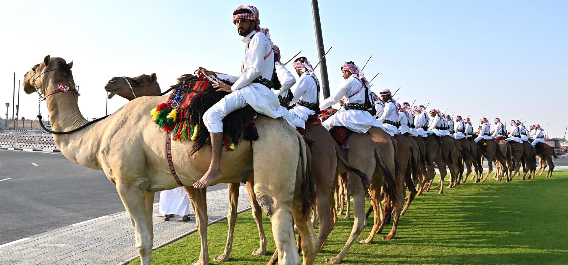 Policía qatarí montada en camellos fuera del estadio Al Bayt antes del partido inaugural del grupo A de la Copa Mundial de la FIFA 2022 entre Qatar y Ecuador, Al Khor, Qatar, 20 de noviembre de 2022. (Mundial de Fútbol, Catar) EFE/EPA/Noushad Thekkayil