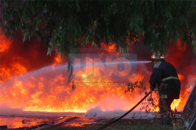 Un depósito de la EPE se incendió en calle Primera Junta al 4.800