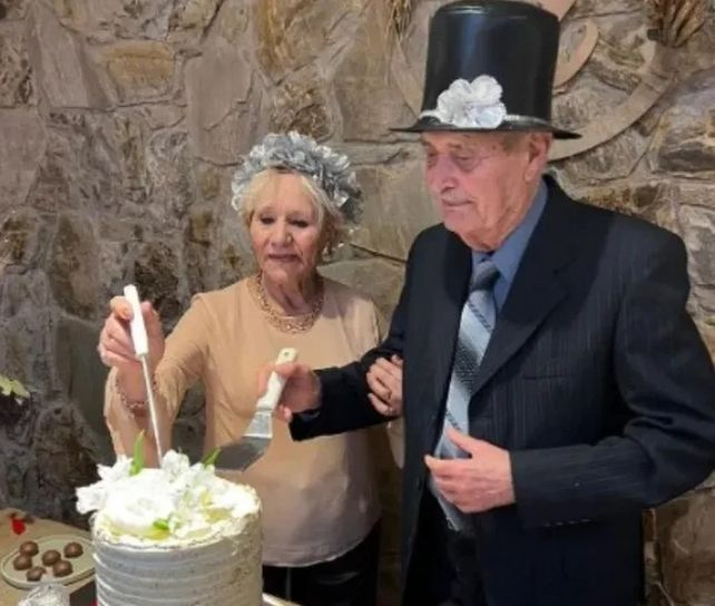 Celebración. El tradicional corte de torta realizado por los novios.