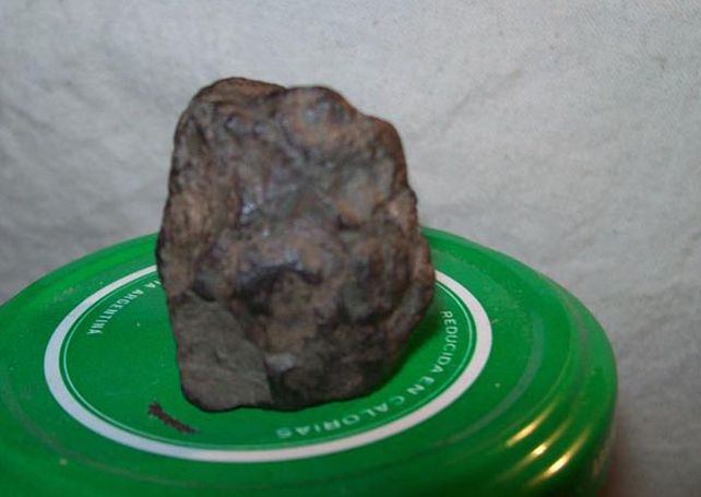 Encontraron una extraña roca que podría ser de un meteorito