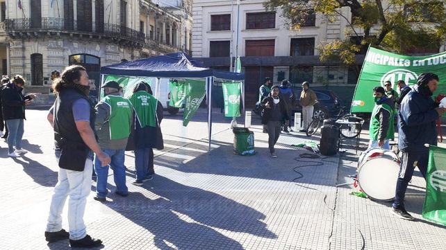 El Gobierno convocó para este jueves a docentes por un lado y a los estatales por el otro para reiniciar las negociaciones paritarias para el segundo semestre