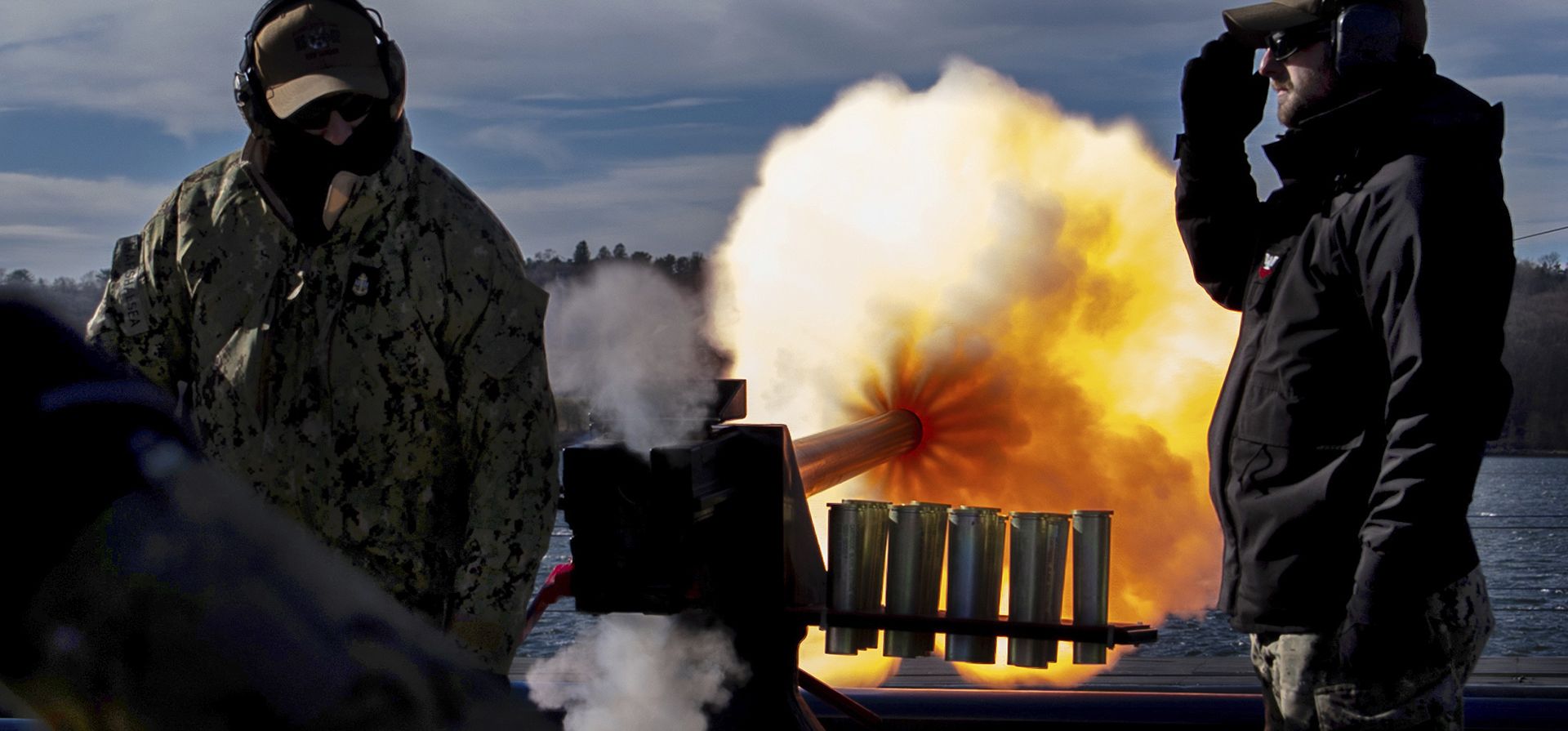 El jefe Michael Marshalsea y el sargento Ian Knight disparan una batería de 40 mm durante un saludo de 21 cañonazos para el expresidente Jimmy Carter en la Base Naval Submarina New London, el jueves 9 de enero de 2025, en Groton, Connecticut. (Foto AP/Julia Demaree Nikhinson) El jefe Michael Marshalsea y el sargento Ian Knight disparan una batería de 40 mm durante un saludo de 21 cañonazos para el expresidente Jimmy Carter en la Base Naval Submarina New London, el jueves 9 de enero de 2025, en Groton, Connecticut. (Foto AP/Julia Demaree Nikhinson)