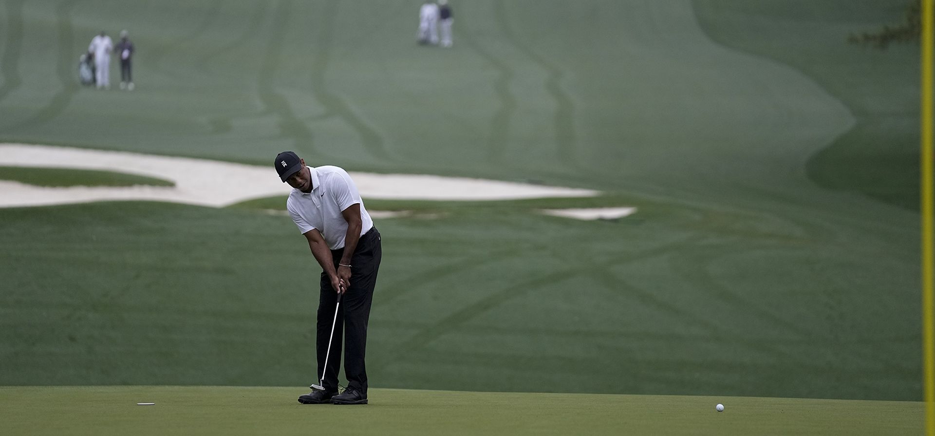 Tiger Woods hace putts en el décimo green durante una ronda de práctica para el torneo de golf Masters el miércoles 6 de abril de 2022 en Augusta, Georgia, EE.UU.