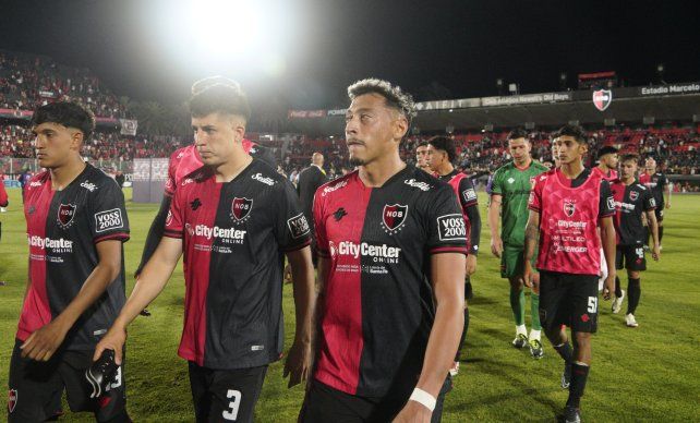 Máxima preocupación. Los jugadores de Newell’s se retiran contrariados tras la derrota con Unión. Deberán remar hasta el final para quedarse en primera.