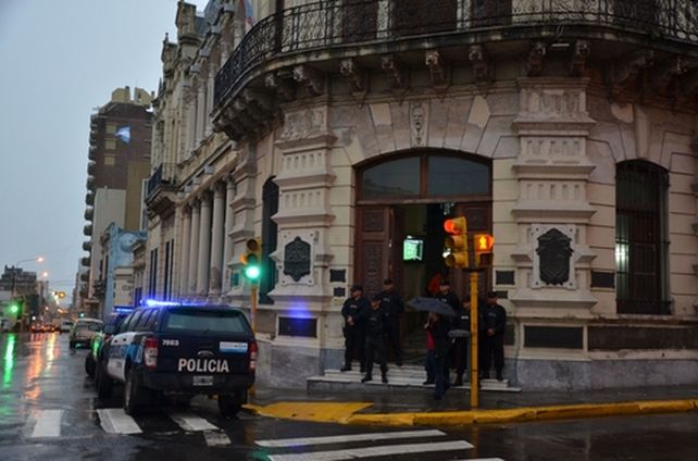 palacio municipal. Desde temprano en la mañana los móviles estuvieron estacionados frente a la comuna.