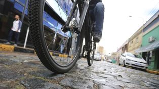 Un ciclista esperó que pare la lluvia en Paraná y volvió a pedalear.&nbsp;