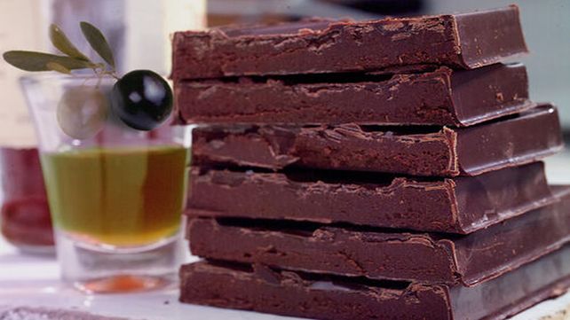 La Anmat prohibió la comercialización de un aceite de oliva y de un chocolate