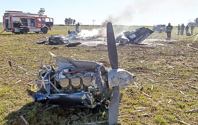 Destrozada. Los restos de la máquina en el aeródromo de General Villegas. Los dos ocupantes están graves.