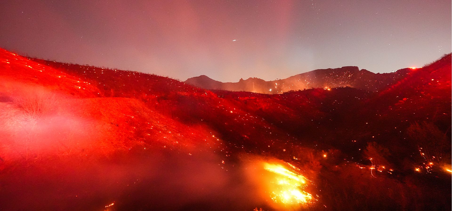 Puntos incandescentes brillan en una ladera durante el incendio Bryson en Malibú, California, el jueves 15 de octubre de 2026. (Foto AP/Jae C. Hong) Puntos incandescentes brillan en una ladera durante el incendio Bryson en Malibú, California, el jueves 15 de octubre de 2026. (Foto AP/Jae C. Hong)