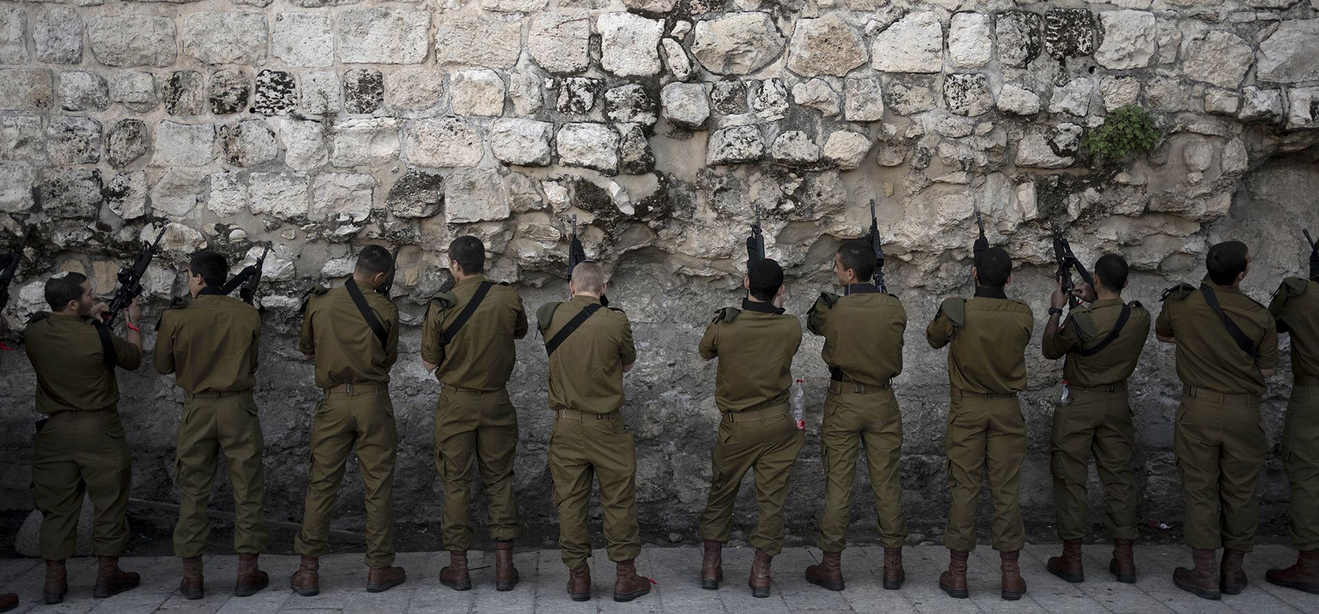Los paracaidistas de las Fuerzas de Defensa de Israel retiran las municiones de sus armas antes de ingresar a la plaza del Muro Occidental en la Ciudad Vieja de Jerusalén para una ceremonia el miércoles 8 de enero de 2025. (Foto AP/Maya Alleruzzo) Los paracaidistas de las Fuerzas de Defensa de Israel retiran las municiones de sus armas antes de ingresar a la plaza del Muro Occidental en la Ciudad Vieja de Jerusalén para una ceremonia el miércoles 8 de enero de 2025. (Foto AP/Maya Alleruzzo)