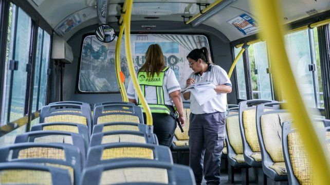 Inspectores municipales actuaron en una inspección de colectivos este lunes para evaluar el mantenimiento de las unidades. Un coche fue retirado de circulación