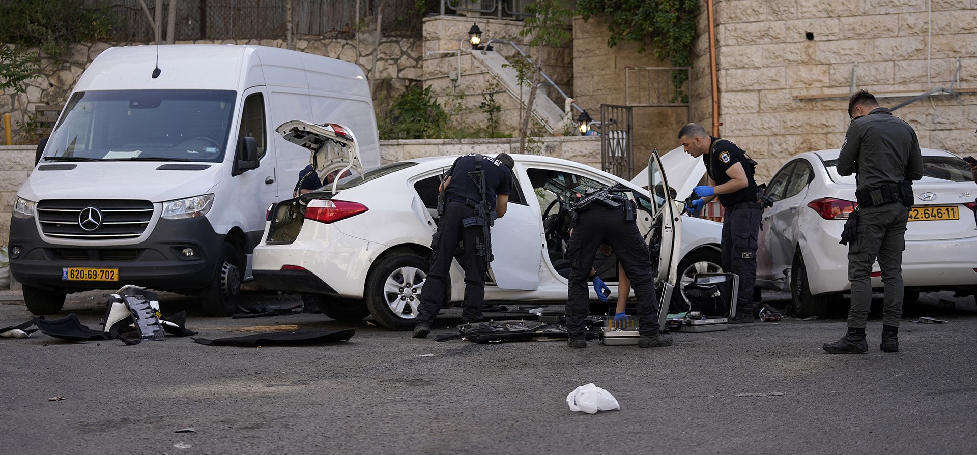 La policía israelí investiga la escena de un presunto ataque de embestida que hirió a tres personas en vísperas de la festividad judía de Pesaj, en Jerusalén, el lunes 22 de abril de 2024. La policía israelí dice que un automóvil chocó contra peatones en Jerusalén el lunes, hiriendo a tres personas ligeramente en un aparente ataque. (Foto AP/Ohad Zwigenberg La policía israelí investiga la escena de un presunto ataque de embestida que hirió a tres personas en vísperas de la festividad judía de Pesaj, en Jerusalén, el lunes 22 de abril de 2024. La policía israelí dice que un automóvil chocó contra peatones en Jerusalén el lunes, hiriendo a tres personas ligeramente en un aparente ataque. (Foto AP/Ohad Zwigenberg