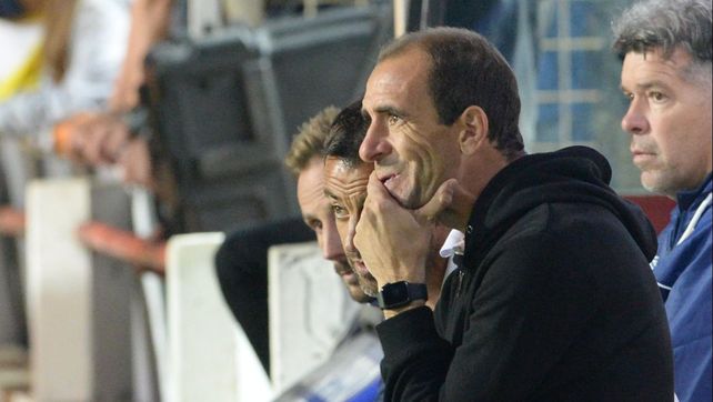 El gesto adusto de Somoza. Los penales aliviaron una noche que se presentaba durísima.