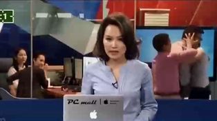 Leía los títulos de un noticiero y atrás se peleaban a golpes