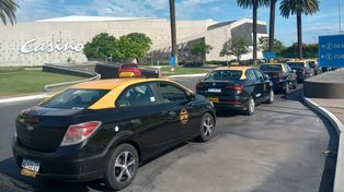 Taxistas y remiseros se unen para pedir a las autoridades que incauten los autos de la aplicación Uber.