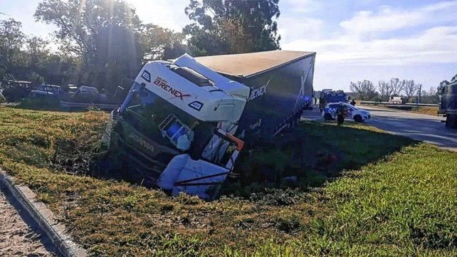 A pocos metros del lugar hubo otro accidente con un camión.