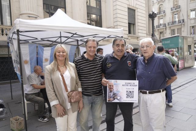 Sosteniendo el cartel, Santiago Arrieta, presidente del Polo de la Tercera Edad
