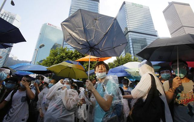 La revolución de los paraguas comienza a pesar en la economía local