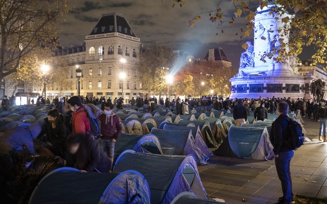 Campamento de migrantes en la Plaza de la República de París reclaman por más refugios de emergencia.